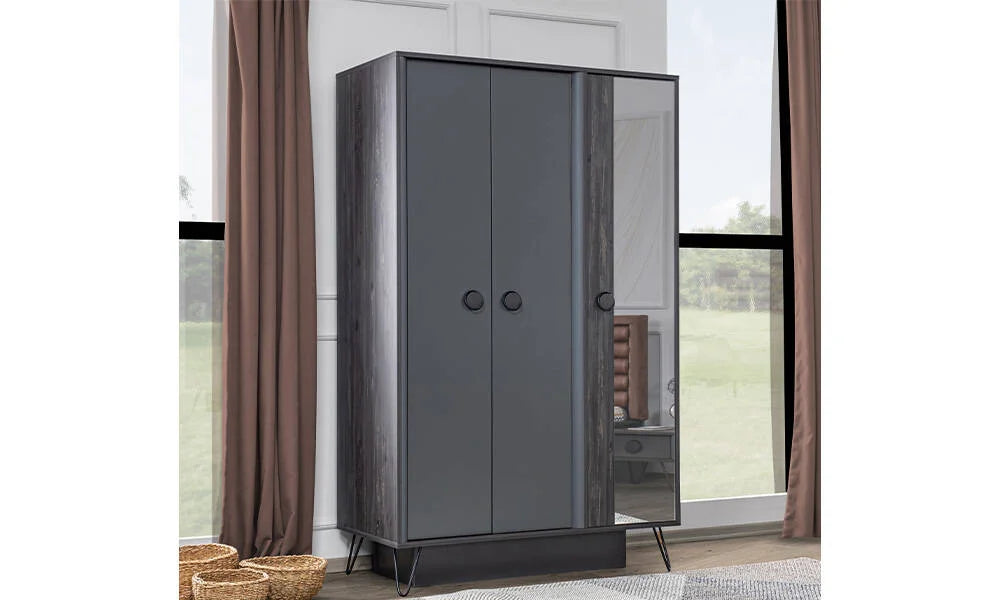 Schwarzer Kleiderschrank
